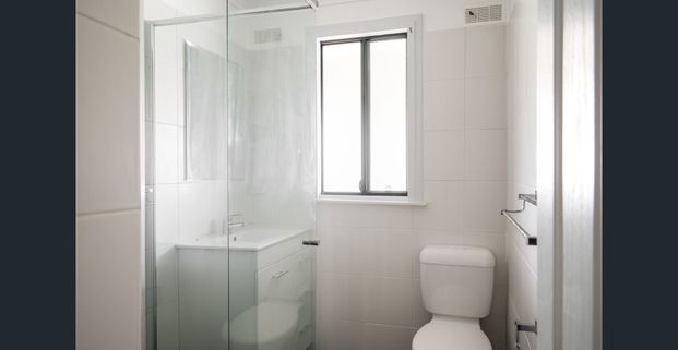 BEAUTIFULLY PRESENTED 3 BEDROOM HOME WITH AIR CON!! - Photo 1