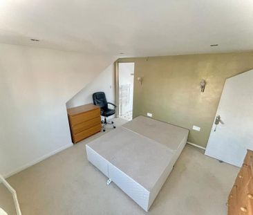 1 bedroom in a house share to rent - Photo 2