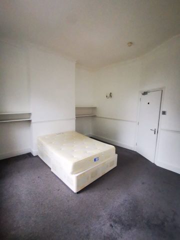 3 Bed Flat, Cawnpore Street, SE19 - Photo 3