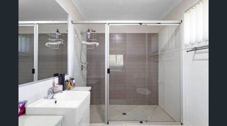 Spacious Family Home – Walk to Bucasia Beach&excl; - Photo 2