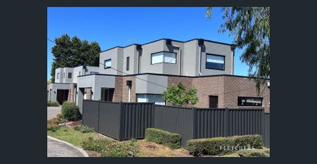 Spacious and Modern 4 Bedroom Townhouse - Photo 3