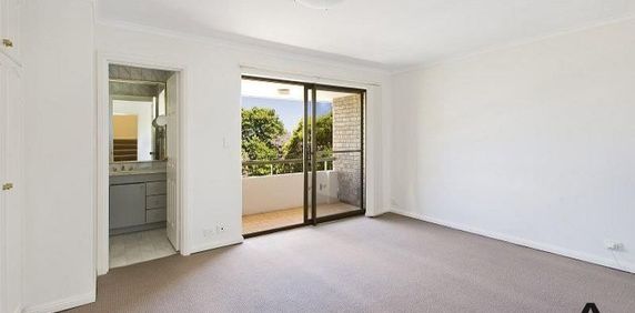 Spacious 3-Bedroom Townhouse in Prime Wollstonecraft Location - Photo 2