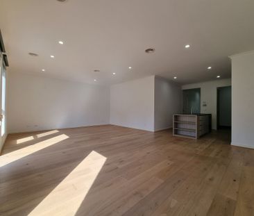 Spacious & Stylish Townhouse in Quiet Court Location - Photo 1