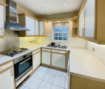 2 bedroom Flat To Let - Photo 3