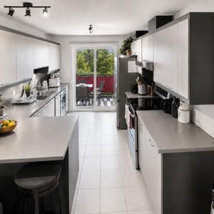 4½ MODERNE À LOUER | 2 STATIONNEMENTS | PRÈS DU CHUS - Photo 2