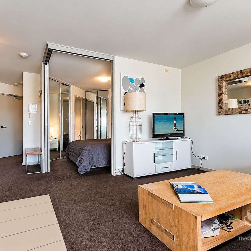 Top-Floor Furnished 1 Bedroom Apartment - Photo 1