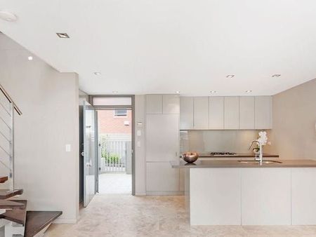Sun-Kissed, Tri-Level Luxury Townhouse With Private Rooftop Entertainment Terrace And Water Views - Photo 2
