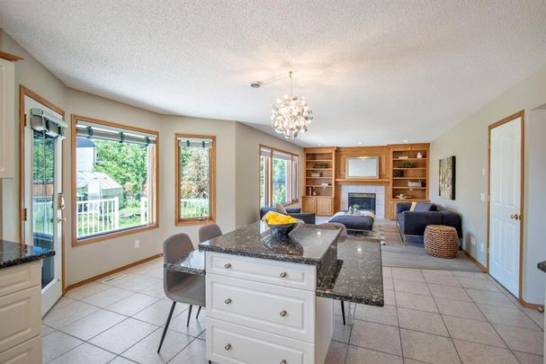 5 Br Family Home In Arbour Lake W/ Triple Garage And Private Lake Access - Photo 1