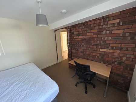 7 Bed Semi-Detached House, Filton Road, BS7 - Photo 2