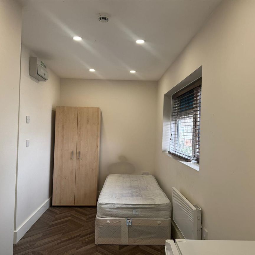 De Salis Road, Uxbridge UB10, London - Photo 1