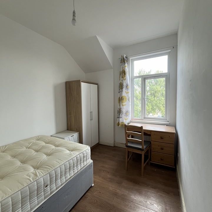 Room in a Shared Flat, Stockport Road, M12 - Photo 1