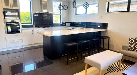 Fully Furnished Modern Spacious Family Home in Prime Subdivision! - Photo 3