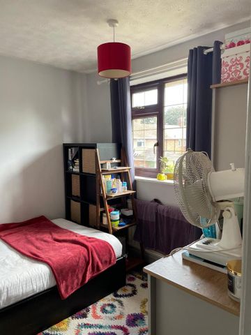 4 bedroom semi-detached house to rent - Photo 2