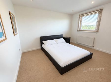 3 bedroom flat to rent - Photo 3