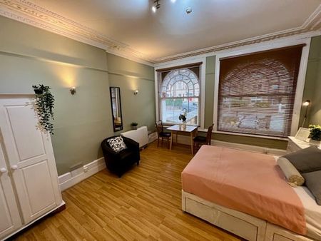 Studio Flat, Bedford Hill, SW12 - Photo 4