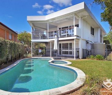 4 Bedroom Home. Immaculate Elevated Family Home - Photo 2