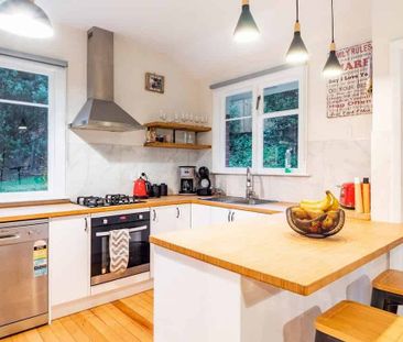 Beautiful & Sunny 4-Bedroom Family Home - Photo 5