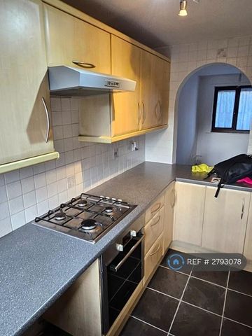 4 bedroom terraced house to rent - Photo 3