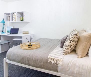 1 bedroom in a flat share to rent - Photo 2