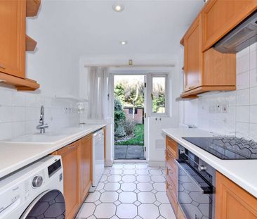 Well presented house located in an attractive close within Beaconsfield New Town. - Photo 1