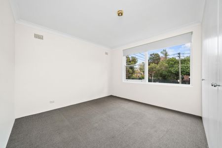 Sundrenched Apartment - Terrific Location – Lock up Garage - Photo 2