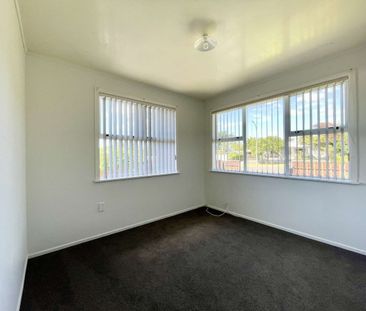 Cozy on Cracroft - Photo 3