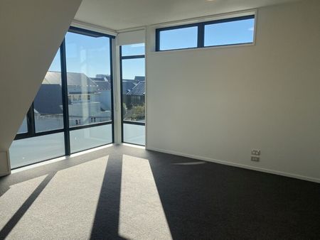 City – Three Bedroom Townhouse - Photo 4