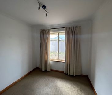 Large 4 Bedroom Home with 2 Living Areas! - Photo 6