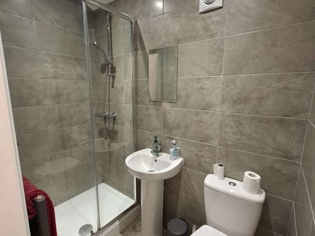 Modern and tastefully designed shared house, close to town Room 1 - Photo 5