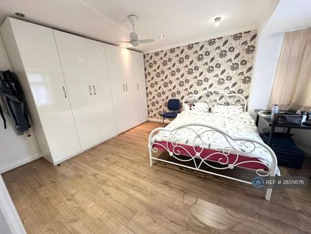 4 bedroom terraced house to rent - Photo 3