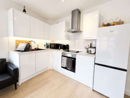 AVAILABLE AUG 3RD | 2 BED 1 BATH APARTMENT | TOP FLOOR | FULLY FURNISHED WITH INTERGRATED APPLIANCES | PARKING INCLUDED - Photo 5
