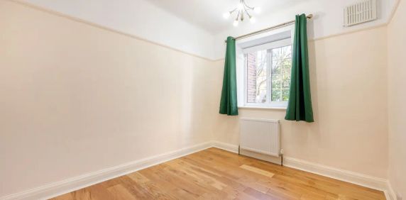 2 bedroom in Kew Road - Photo 2