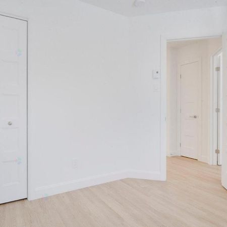 Superbe 6 ½ sur 3 niveaux – 1 salle d'eau et de bain complète + sous-sol - Photo 3