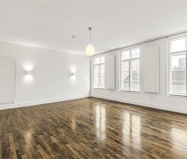 A stunning second floor apartment located on a quiet mews in centra... - Photo 2