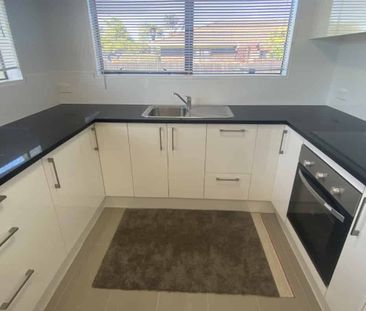 Lovely 3 bedroom unit Weymouth - Photo 2