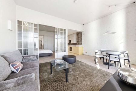 A superb, recently refurbished apartment set within a beautifully restored Listed Building on historic Narrow Street. - Photo 2