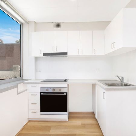 Stylish Studio Apartment Moments from Westfield & Transport - Photo 4