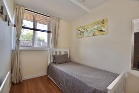 4 bedroom flat to rent - Photo 2