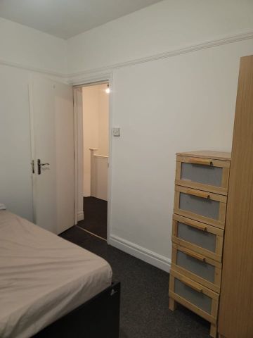 Room in a Shared House, Springfield Drive, IG2 - Photo 2