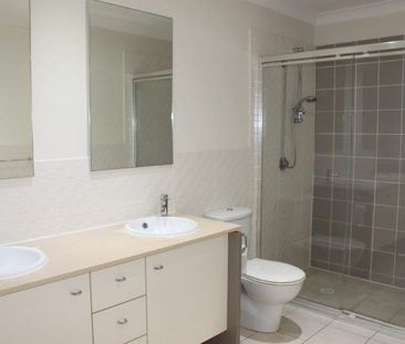 3 BEDROOM TOWNHOUSE 100M TO WESTFIELD - Photo 4