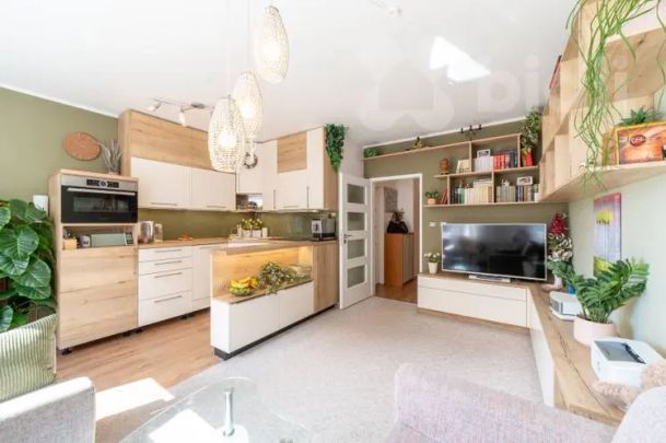 Pronájem zařízeného bytu 2+kk s lodžií a garáží - Praha, Troja - Photo 1