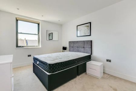 3 bedroom flat in London - Photo 4