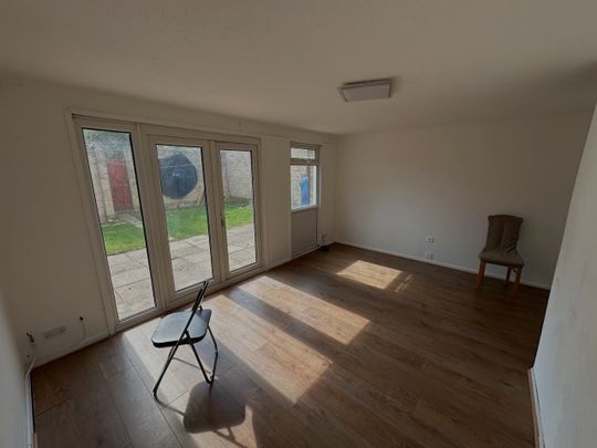 3 Bed Semi-Detached House, Medway Close, CR0 - Photo 1