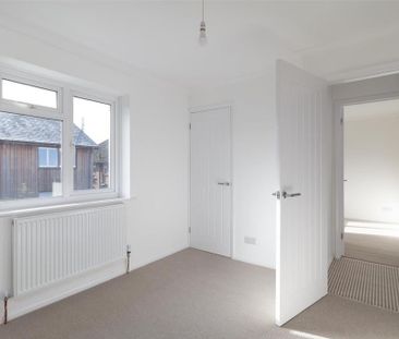 4 bedroom semi-detached house to rent - Photo 4