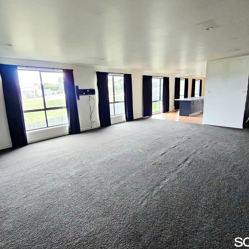 EASY FAMILY LIVING IN ST LEONARDS - Photo 1