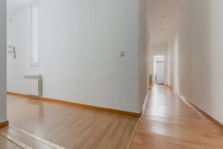 Room with a balcony in Redondilla Street - Photo 5