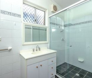 Charming Home In Prime Location! - 6 Months lease Only - Photo 4