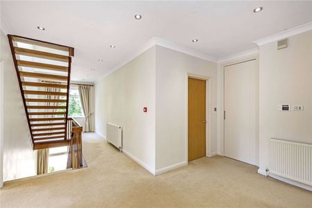 A spacious six bedroom house located in a gated development with a large private garden and garage. - Photo 2