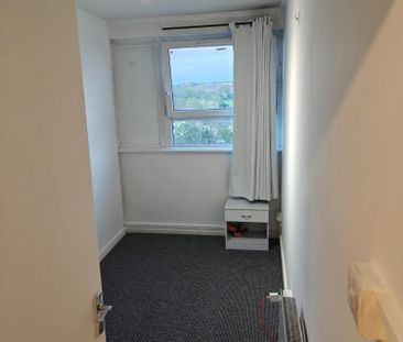 3 bedroom flat to rent - Photo 4