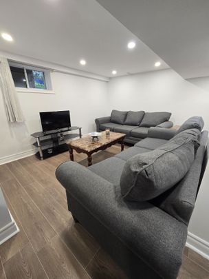 For Lease - 55 Queens Court Unit# Bsmt, East Gwillimbury, Ontario - Photo 1